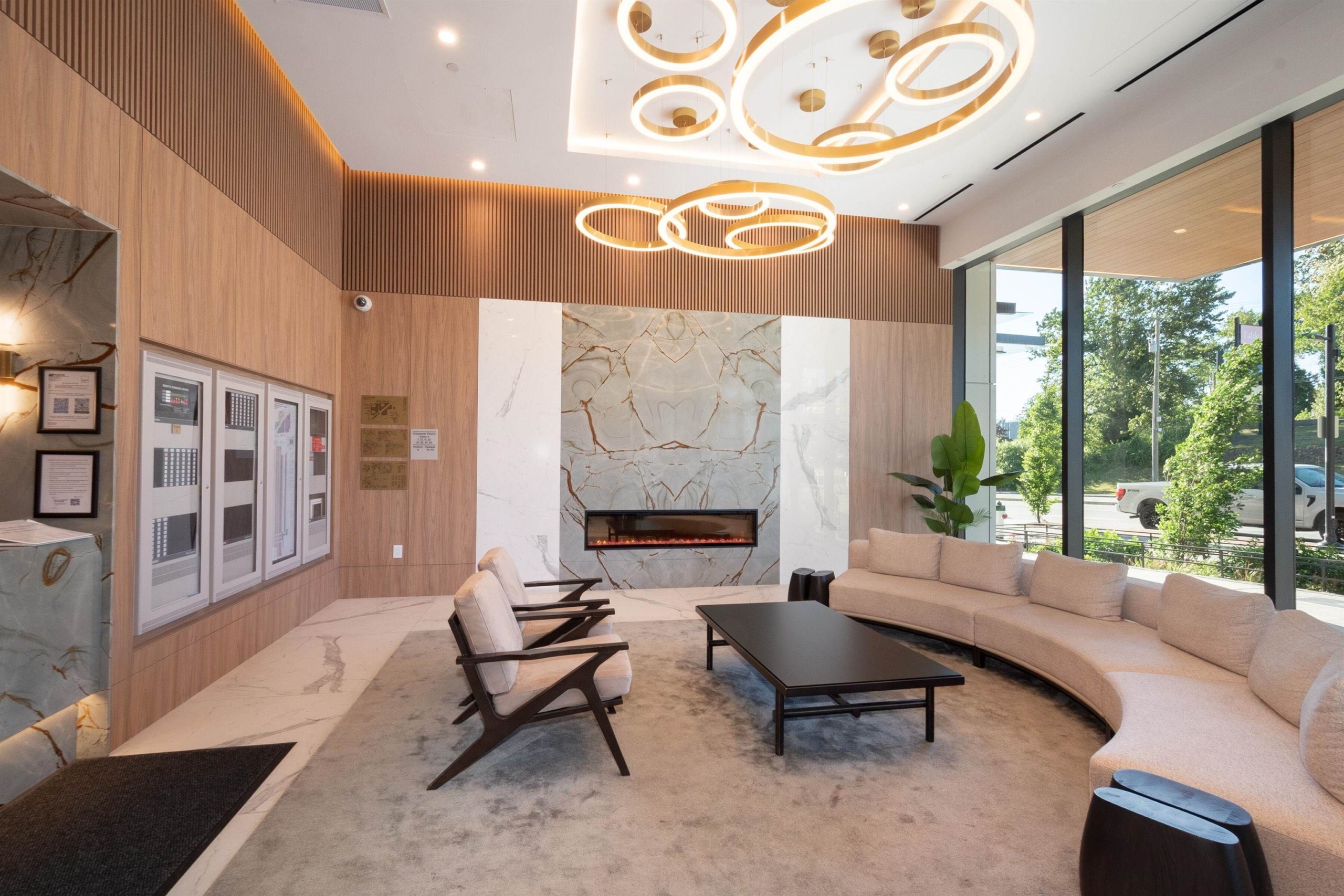 3807 4168 Lougheed Highway