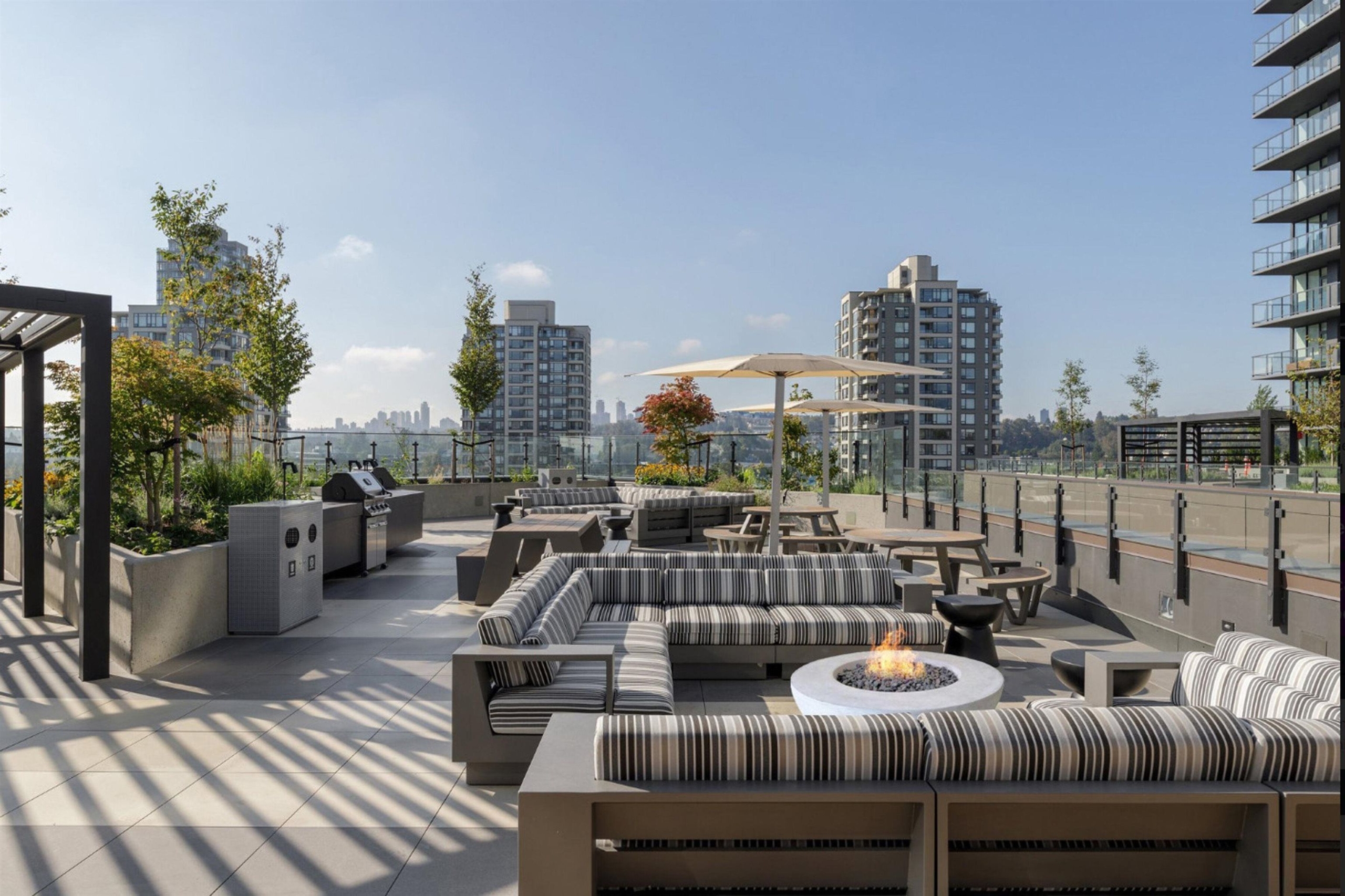 3807 4168 Lougheed Highway
