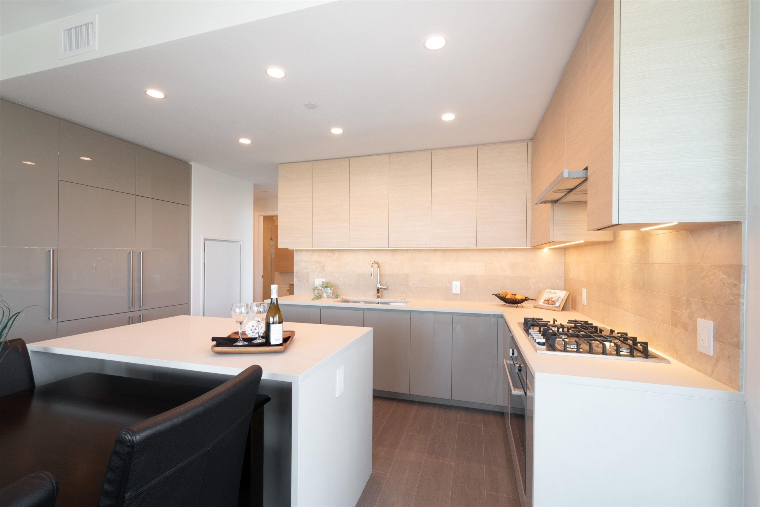 3807 4168 Lougheed Highway