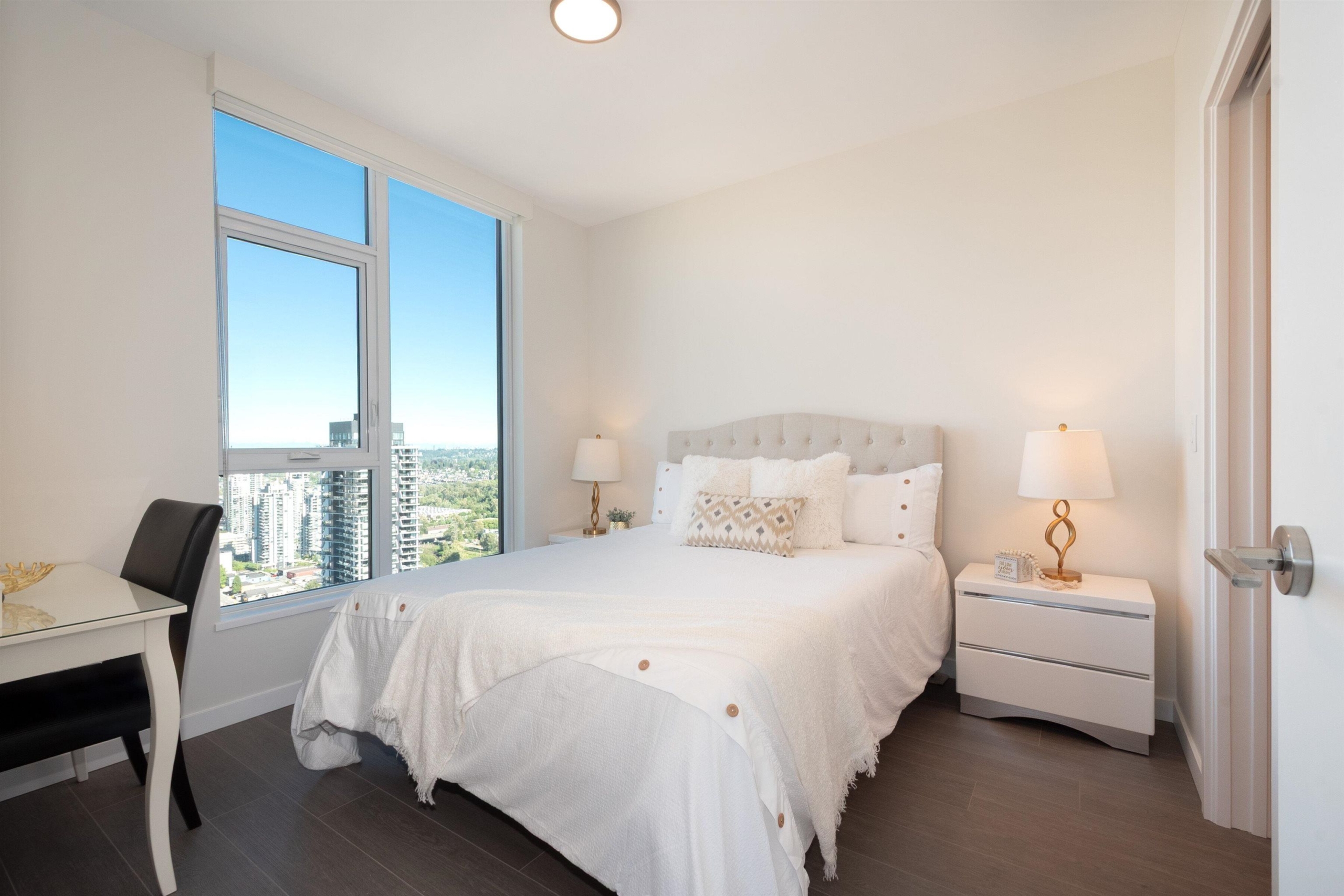 3807 4168 Lougheed Highway